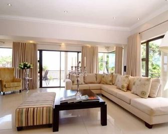 سانشيا لاكشري جيستهاوس - دوربان - غرفة معيشة