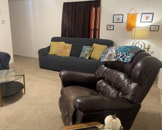 Charl & Jami’s 2nd Marais Rental- cozy for family and our worker crews! - Hydro - Living room