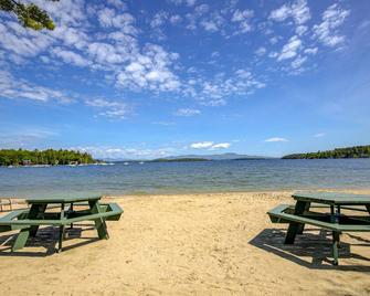 Conveniently located condo w/ a balcony, access to sports courts & private beach - Gilford - Beach