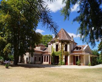 Bed and Breakfast with swimming pool in the heart of a park - Préchac - Edificio