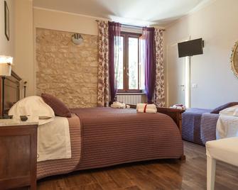 La Locanda di Mariella dal 1950 - Poggio Picenze - Camera da letto