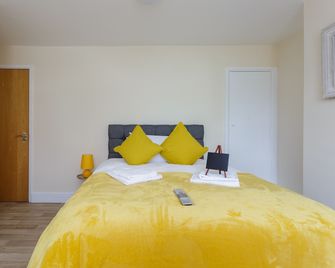 St Mary's Modern Central Huge Studio Apartments - Southampton - Bedroom