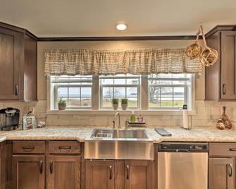 Lakefront Home with Deck, Fishing Dock and Canoe! - Cicero - Dapur