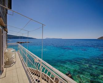 Mira Sea Front Guesthouse - Komiza - Balcony