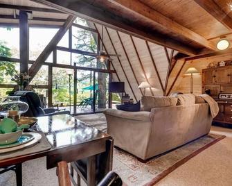 Dock and Resort Perks Quiet Lakefront Cottage - Wright City - Sala de estar