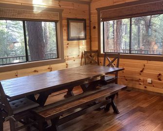 Family-sized, quaint cabin on the edge of the US Forest - Strawberry - Comedor