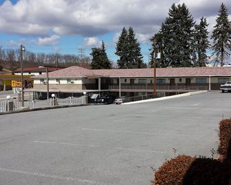 Budget Host Inn - Bedford - Building