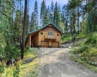 Cutthroat Cabin: Large cabin with creek, 5 min. to Terrace Lakes for golf - Garden Valley - Building