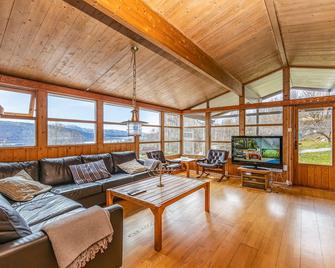 Awesome Home In Vatne With Wifi - Vatne - Sala de estar