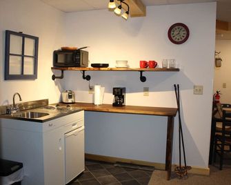 2bdrm East Burke Apt Great Location - East Burke - Kitchen