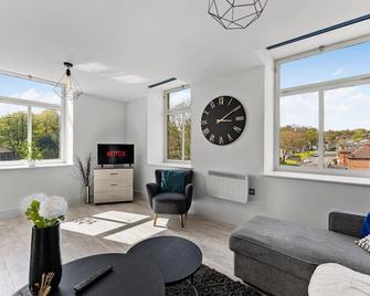 Stunning Executive Apartment - Free Secure Parking - Dewsbury - Living room