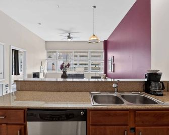 Roami at Duncan Plaza - New Orleans - Kitchen