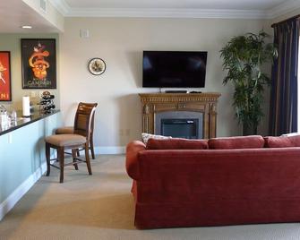 Tranquil Setting In 6th Floor, 1 Bedroom 1 Bath Condo With Breathtaking View - Henderson - Living room