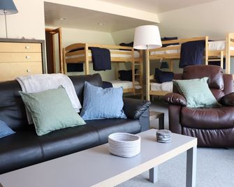 New Listing! Cozy Mountain Getaway. Beautifully Remodeled Cabin Sleeps 8. - Eden - Living room