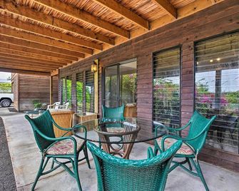 Walk to Turtle Beach from Kailua-Kona Apt! - Kailua-Kona - Patio