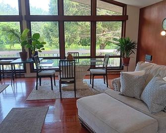 Joy in the Beauty of Nature - Delaware - Obývací pokoj