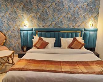 The Pinaki Resort - Varanasi - Bedroom