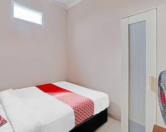 OYO 90234 Dhoho Family Guest House - Kediri - Ložnice