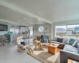 Coastal Retreat: Deck, Ocean Views + Walk to Beach - Pacific Beach - Sala de estar