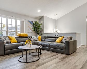 Cozy Ohio Home - Deck, Arcade Games and Near Golfing - Cincinnati - Sala de estar