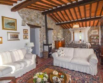 Stunning Home In Monterotondo Marittimo - Monterotondo Marittimo - Sala de estar