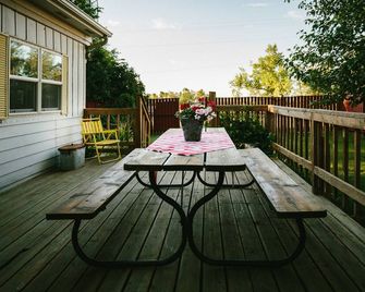 Peaceful Cozy Home In A Rural Garden Farm Setting ~ 'Bobolink' House - Carrington - Balcón