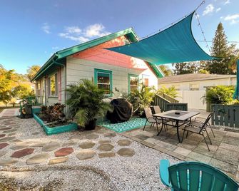 Tyn & Marty's Old-Fashioned Beach Cottage - St. Petersburg - Patio