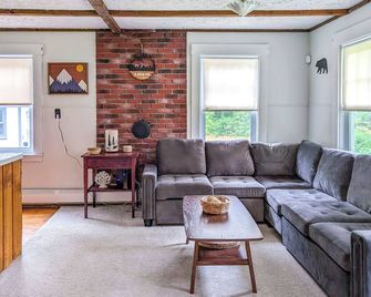 Cozy Cottage: Near Ski Bretton Wood & Franconia - Bethlehem - Huiskamer