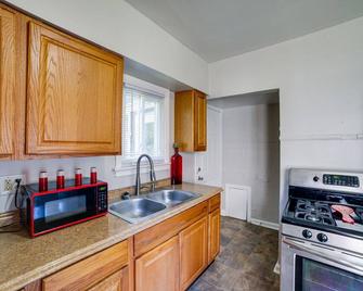 Gary Vacation Rental ~ 5 Mi to Lake Michigan! - Gary - Cocina