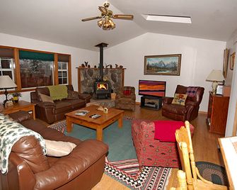 1209 Golden Bear 3 Bedroom Home by RedAwning - South Lake Tahoe - Living room
