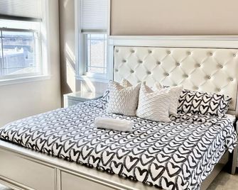 Charming 3BR & 2.5Ba nested in KOP w free parking, close to Conshy & Philly. - Bridgeport - Bedroom