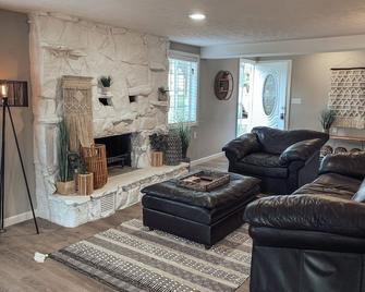 Lakefront Cottage - Bellevue - Living room