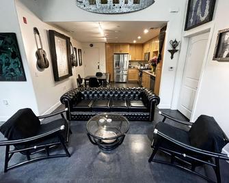 Ventura Downtown Art Loft Style Condo - Ventura - Living room