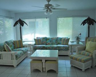 A True Islamorada Oasis with Breathtaking Bay Views - Islamorada - Huiskamer