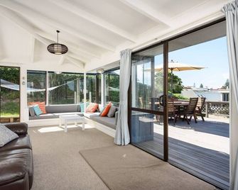 The Blue Beach House - Mount Maunganui - Living room