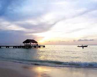 The Bungalow at Pigeon Point - Crown Point - Beach