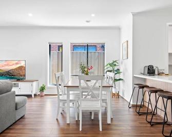 Spaciously Modern 4-Bed Family Home - Truganina - Dining room