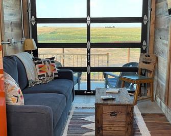 Stylishly Renovated Train: Sunsets for miles near WTAMU and Palo Duro Canyon - Canyon - Soggiorno