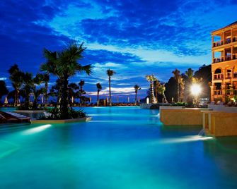 Centara Grand Beach Resort Phuket (SHA Plus+) - קארון - בריכה