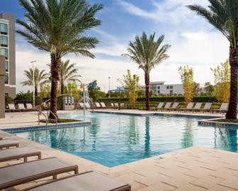 SpringHill Suites by Marriott Orlando at Millenia - Orlando - Piscina