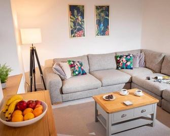 Lola's Loft with Lake Views - Central Bowness - Pet Friendly - Bowness-on-Windermere - Pokój dzienny