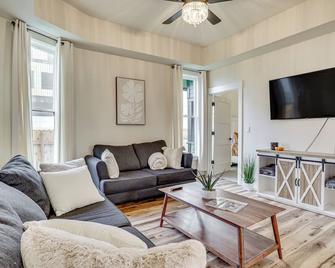 Walk to Independence Theatre: Dtwn Retreat! - Independence - Living room