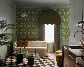 A spacious two bedroom suite filled with bold wallpaper & sophisticated charm - Stratford - Sala de estar
