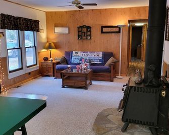 Cozy cabin outside of Land 'O Lakes -on snowmobile/UTV trail near Cisco Chain - Watersmeet - Sala de estar