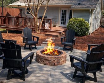 SoPi Cottage - Walk to Town - King Bed - Southern Pines - Patio
