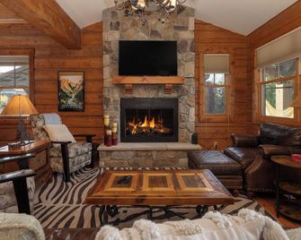 Cozy cabin w/ hot tub & fireplace - Granby - Living room
