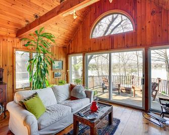 Pet-Friendly Cabin Overlooking Sleepy Hollow Lake - Athens - Living room