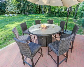 Magic Escape 4 BR Spacious Fully Fenced Backyard with Sauna - Princeton - Patio