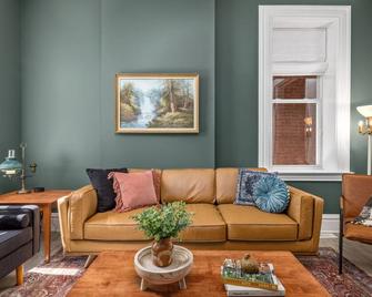 Centrally Located Home Perfect for Family Getaway - St. Louis - Phòng khách