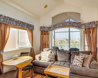 Boat Launch + Mtn Views: Lake Havasu Cabin - Lake Havasu City - Living room